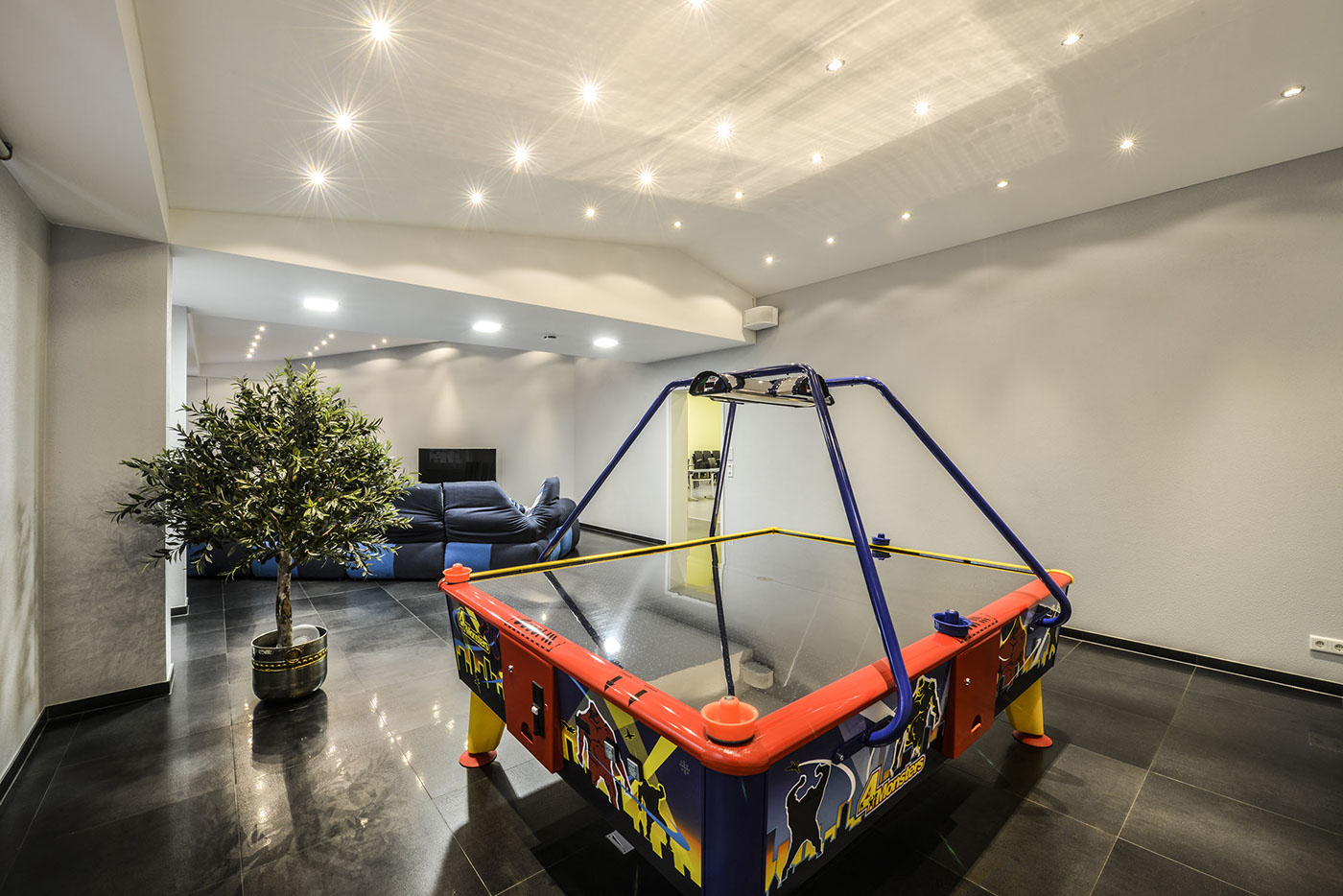 Elegante einfache weisse Deckengestaltung mit individuellem Beleuchtungskonzept im privaten Hobbyraum