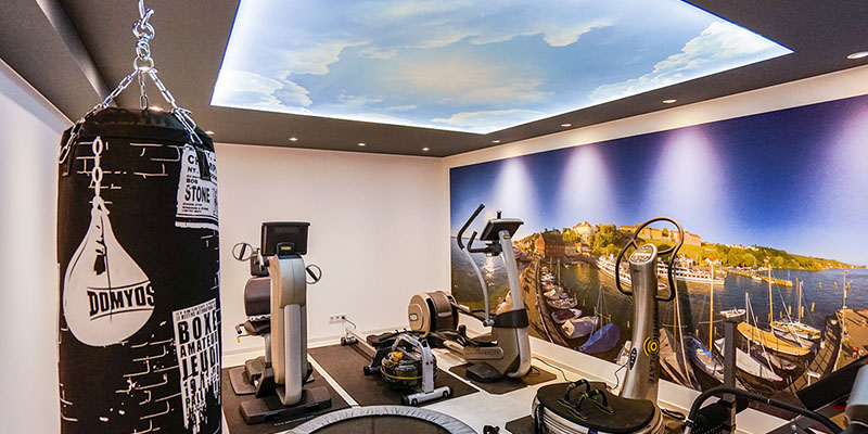 Clipso Print - Flächig hinterleuchtete Deckenbespannung. Wandbild in Szene gesetzt durch stilvolles Beleuchtungskonzept.