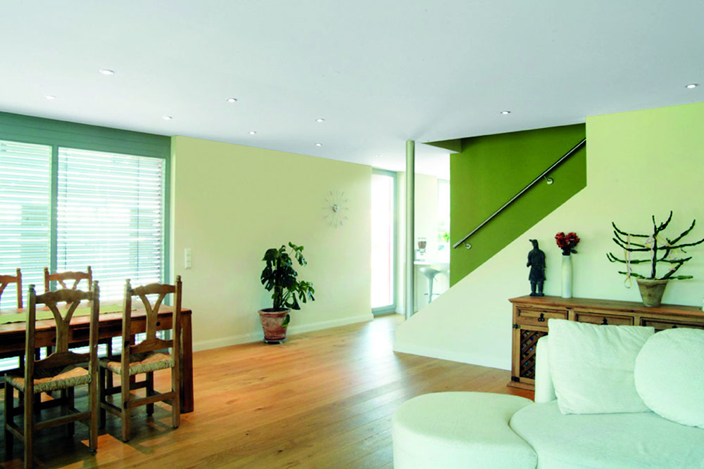 Klassische Deckengestaltung mit Clipso-Spanndecken im Wohn-Essbereich untermalt mit einem angenehmen Beleuchtungskonzept.